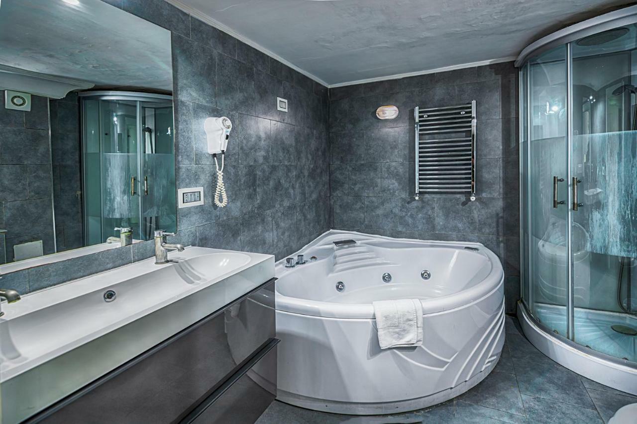 Suite Apartments Angioini Неаполь Екстер'єр фото